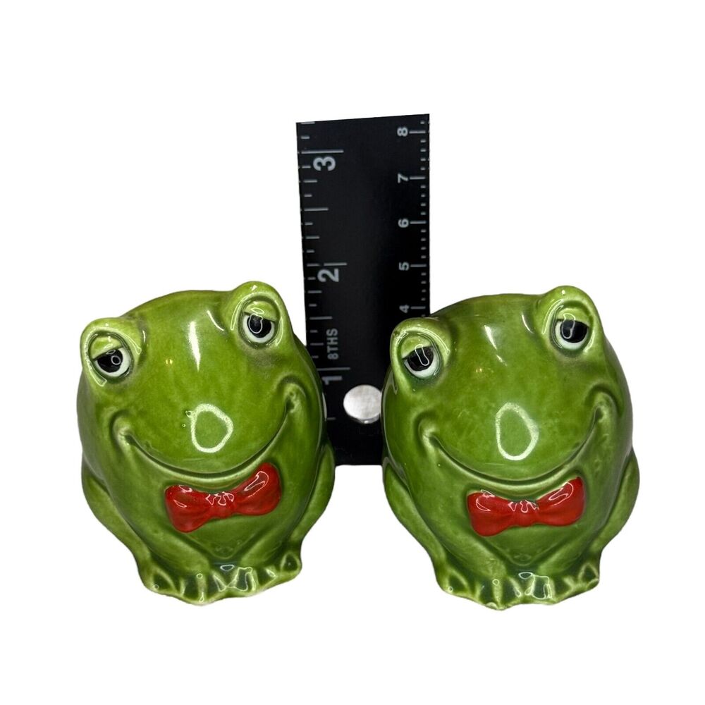 Vintage Pair of Green Happy Frog with Bowtie Salt & Pepper Shakers Ceramic - Picture 6 of 6
